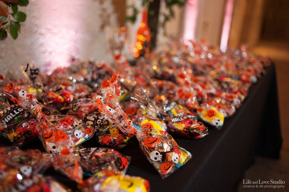 Mini trick or treat bags for a Halloween wedding